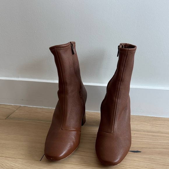 Elegant Brown Ankle Boots - Picture 3 of 6